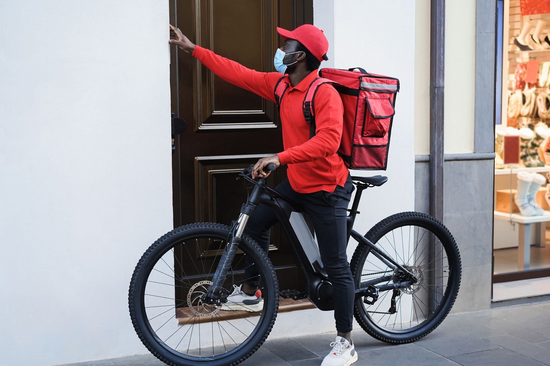 African delivery man with electric bike Livraison express - dernière minute - Urgent- strasbourg livraison velo electrique  - location velo electrique strasbourg - geodis strasbourg - kouglof livraison - kougelhopf livraison - geodis strasbourg -  Livraison - rapide- express - livraison en Velo - vélo strasbourg location - livraison strasbourg nuit - livraison tacos strasbourg -  location vélo strasbourg prix - location vélo strasbourg journée -  livraison velo grenoble - coursiers strasbourg - coursier strasbourg - coursier a pied - livraison velo strasbourg - coursier velo strasbourg. -emploi coursier velo strasbourg - coursiers strasbourg - livraison tacos strasbourg  - location vélo strasbourg journée - location velo strasbourg colmar - livraison velo ups - magasin velo rue de l'yser strasbourg - 