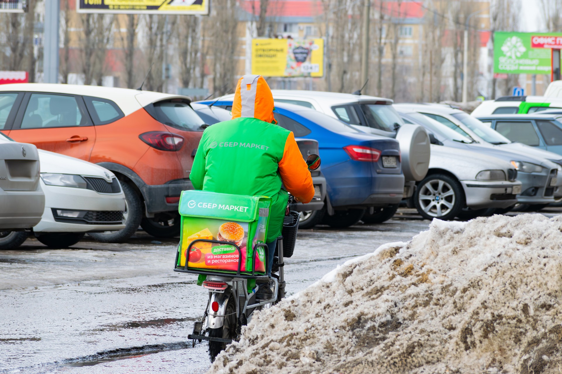  strasbourg Un coursier du service de livraison Sbermarket sur un vélo électrique livre de la nourriture ou des marchandises précommandées à un client.